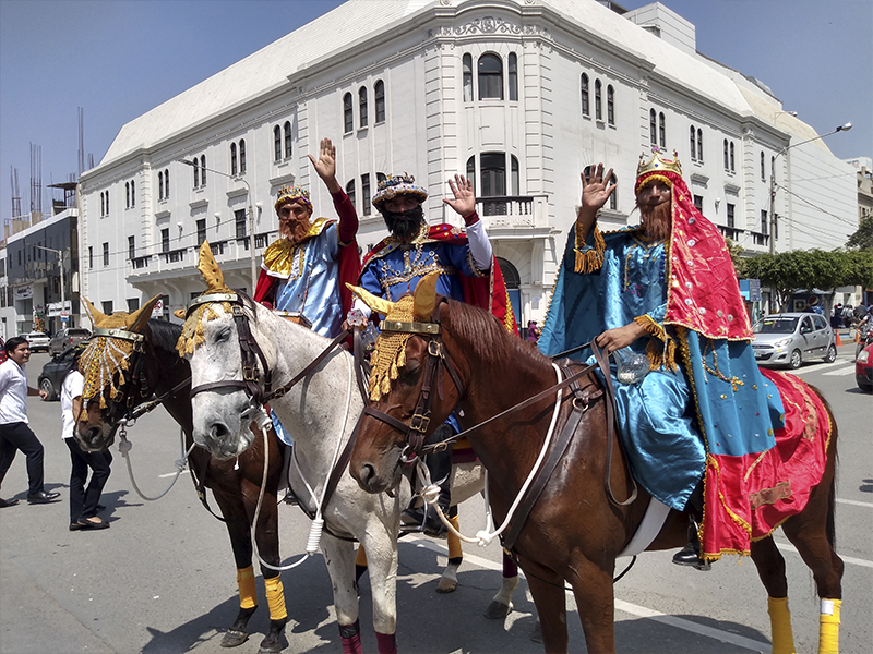 La Industria de Chiclayo: Policías vestidos de Reyes Magos recorren Chiclayo