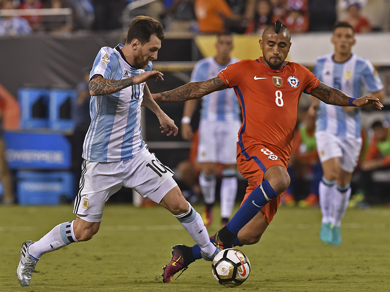 Streaming argentina vs chile. Месси и Видаль.